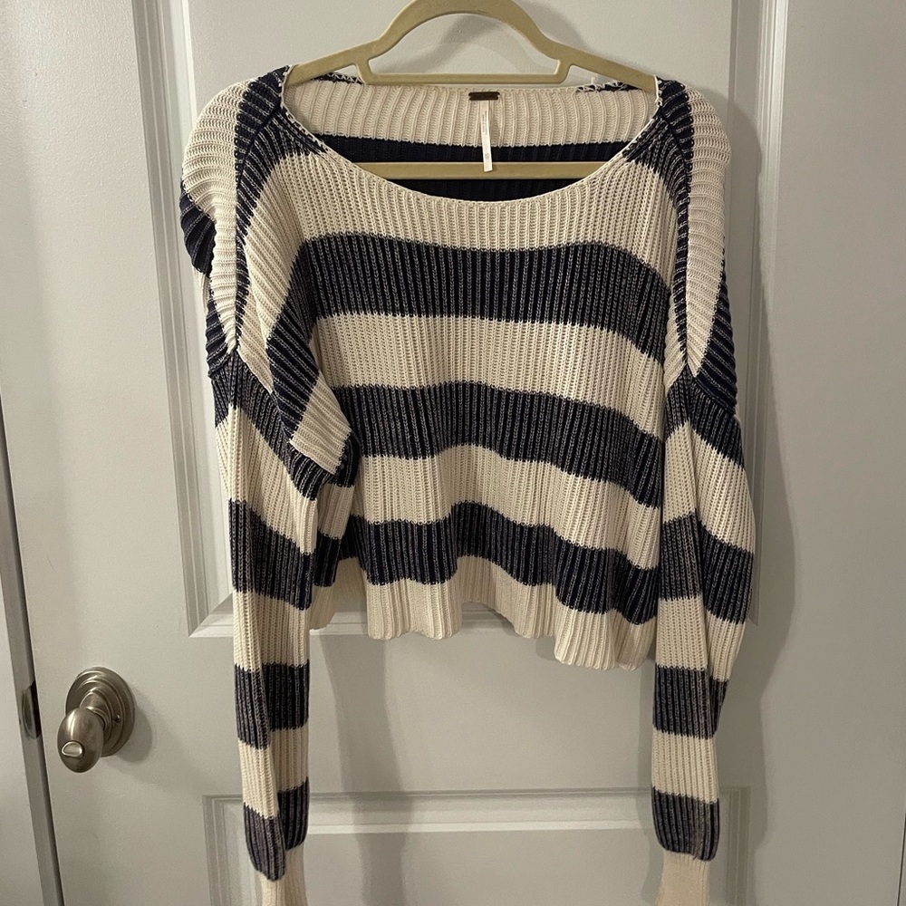 Free people oversized sweater. Size XS but fits larger like a S/M